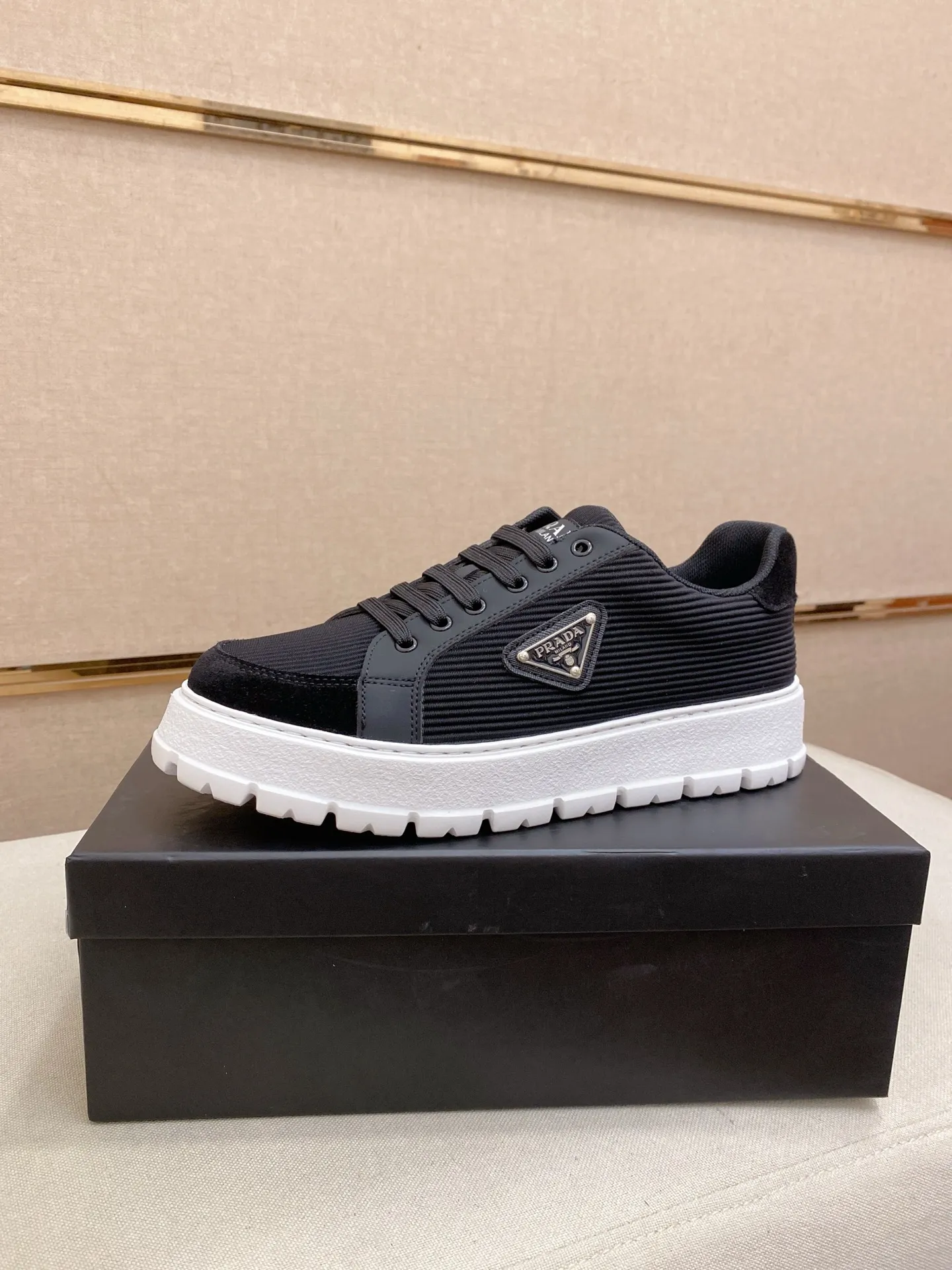 Men's men's shoes💰: 440💰[Prada～Prada] Trendy new styles are on the market. Same style as the official website. Counter quality. Original version. [Strong] [Strong] Imported selected first-layer cowhide. Comfortable and breathable sheepskin lining, fine workmanship, upper layer made of 100% pure cowhide, original last shape, comfortable on the feet, shoe sizes 38 to 44